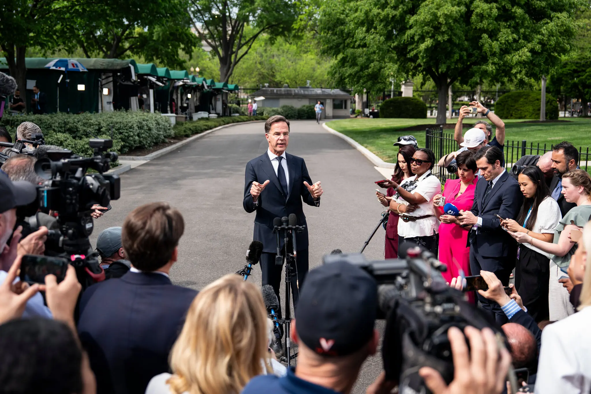 Марк Рютте, генеральний секретар НАТО, під час візиту до Білого дому у квітні. Пан Рютте є архітектором плану, який дозволить виділити певні кошти на те, що альянс називає «військово-суміжними» проектами.